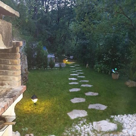 Gasthaus Chalet Type Studio De Charme Avec Jacuzzi Touet-de-l'Escarene Exterior foto